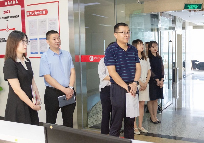 成都市人社局黨組成員、副局長亓國榮一行蒞臨瑞方人力考察調(diào)研 第1張