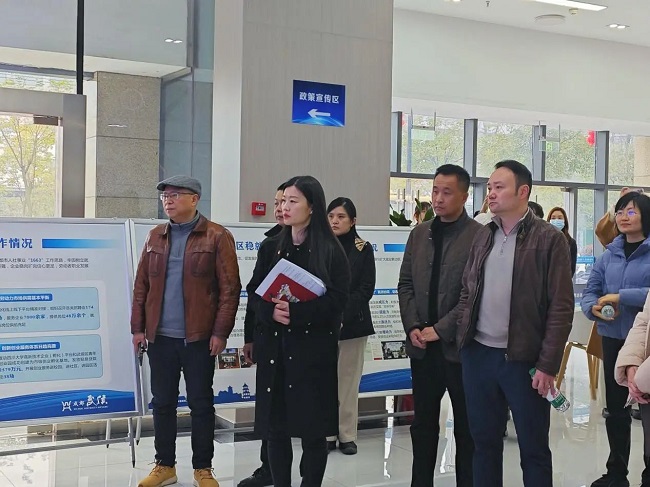 武侯區(qū)多部門(mén)領(lǐng)導(dǎo)聯(lián)合考察調(diào)研瑞方人力運(yùn)營(yíng)的武侯區(qū)人力資源市場(chǎng) 第2張